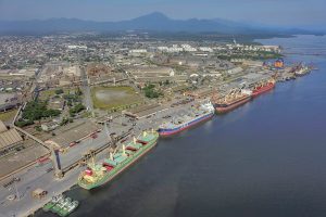 Por que tem navio com fertilizante parado no PR?