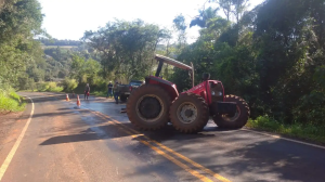 Trator parte ao meio após acidente no PR