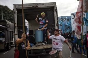 Caminhoneiros em paralisação na Argentina por falta de diesel