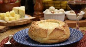 Sopa de queijos no pão italiano