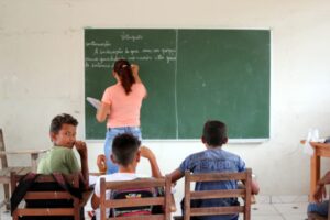 Bolsonaro veta projeto que prevê mudanças no ensino rural