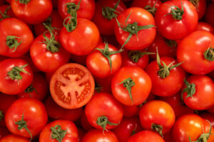 Depois de subir mais de 100% por conta do frio, preço do tomate se normaliza