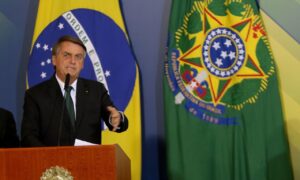 Com vetos, Bolsonaro sanciona lei que previa compensações de ICMS dos combustíveis
