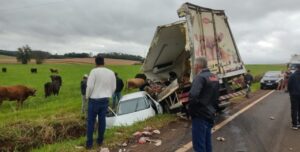 Acidente com caminhão frigorífico termina em morte no PR