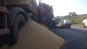 Caminhão carregado com soja se envolve em acidente grave no PR