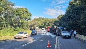 Motorista fica em estado grave ao tombar caminhão com farelo de trigo
