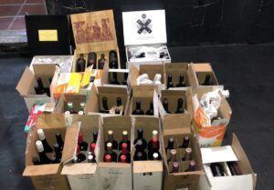 Dezenas de garrafas com vinho irregular são apreendidas no Paraná