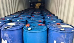 39 mil litros de agrotóxicos ilegais são apreendidos; carga chegou ao Brasil pelo porto