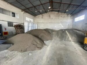 Fábrica clandestina de fertilizantes é fechada com toneladas de produto ilegal no Paraná