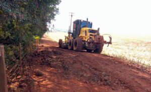 Revitalização em estradas rurais melhora escoamento da produção
