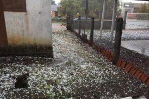 Ventos fortes e granizo causam destruição no RS