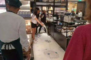 Por que ativistas veganos destruíram leite durante manifestação?