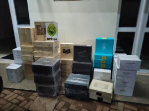 Dezenas de garrafas com vinho ilegal são apreendidas no Paraná