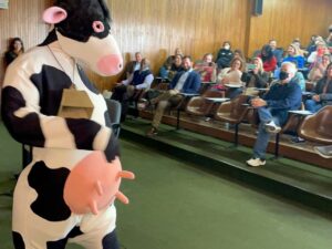 Crianças aprendem sobre valores da produção leiteira