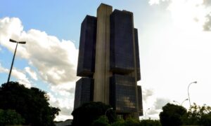 Taxa Selic sobe para 13,75% ao ano