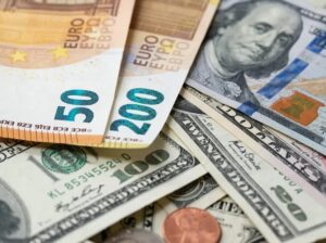 Crise de energia na Europa faz dólar valer mais que o euro pela primeira vez em 20 anos