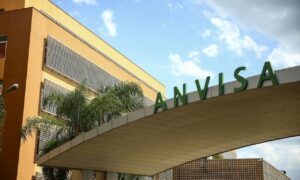 Produtos usados em alimentos de cães com indícios de contaminação são proibidos pela Anvisa