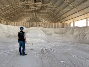 Mapa fiscaliza produção de fertilizantes e apreende produtos proibidos para uso