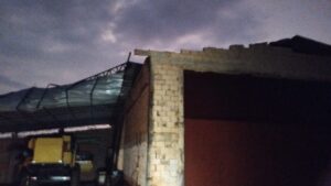 Barracão é destruído pelo vento em propriedade rural no Paraná
