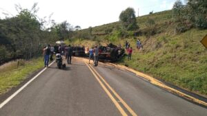 Carga de milho fica espalhada na pista em acidente com morte no PR