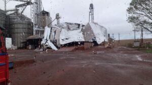 Temporal causa estragos em cooperativa no Norte do Paraná