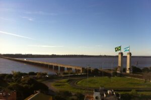 Com problema estrutural, ponte entre Brasil e Argentina fica bloqueada para transporte de carga
