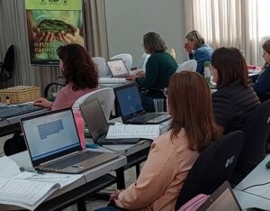 Tecnologia sem limites de idade: produtoras rurais participam de curso de informática em Cascavel