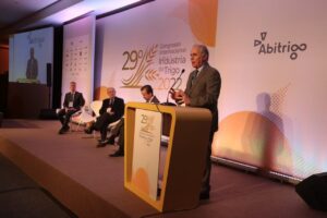 “Estamos caminhando para autossuficiência do trigo”, reforça ministro da Agricultura em congresso internacional