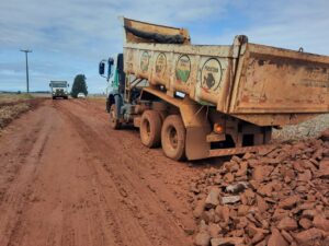 Chuva diminui e prefeitura começa obras em estradas rurais de Cascavel