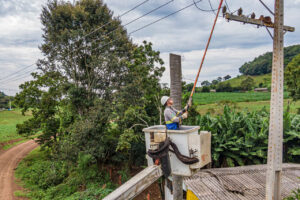 Paraná avança na modernização de rede elétrica para áreas rurais