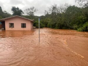 Vídeos mostram ruas inundadas em cidade do Sudoeste do PR