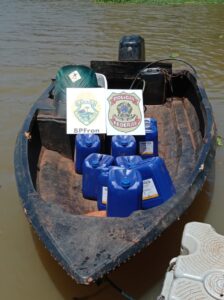 Barco do crime: agrotóxicos ilegais são apreendidos em rio no Oeste do PR