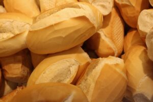 Pão francês está mais caro no PR; saiba o que o agro tem a ver com isso