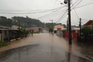 Sobe número de pessoas atingidas pela chuva no PR; boa parte da área rural