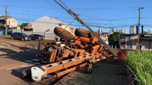 Trator tomba durante curva e derruba poste no Oeste do PR