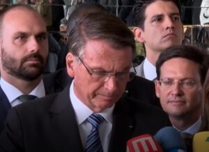 “Nossos métodos não podem ser os da esquerda, que sempre prejudicaram a população, como invasão de propriedades”, afirma Bolsonaro, durante pronunciamento