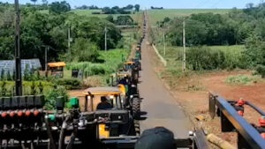 Agro se mobiliza com tratores em rodovias do Oeste do Paraná