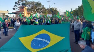 Representantes do agro se reúnem em manifestação em frente ao Exército de Cascavel