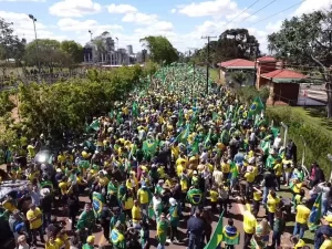 Manifestação reúne milhares de pessoas em Cascavel; muitos são representantes do agro