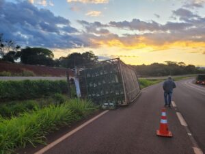 Caminhão carregado com frangos tomba na BR-467, em Cascavel