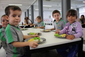 Merenda escolar: alimentação saudável vem da agricultura familiar em Cascavel