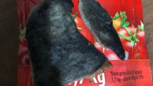 Polícia investiga materiais estranhos encontrados em embalagem de molho de tomate