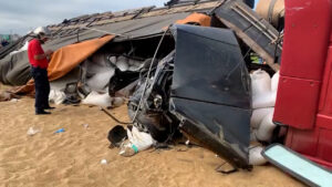 Ao tentar desviar de cavalo, caminhão tomba em cima de carro no Oeste do Paraná