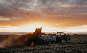 Distribuidor de esterco auxilia agricultores na produtividade das fazendas