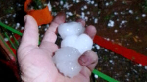Você pode não acreditar, mas teve granizo no Oeste paranaense