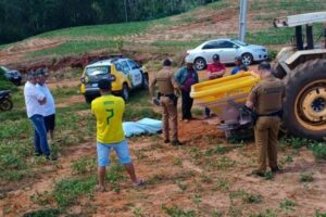 Agricultor morre prensado por trator em propriedade no PR