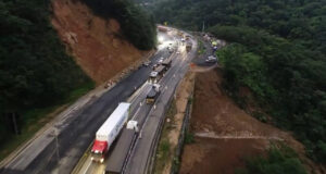 Com liberação da BR-376, trânsito de caminhões para o escoamento é intenso