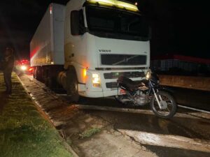 Após acidente, moto fica cravada em caminhão carregado com proteína animal