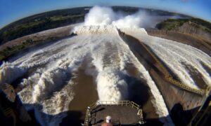 Depois de 15 meses fechada por conta da crise hídrica, usina de Itaipu abre comportas