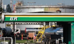 Gasolina fica R$ 0,23 mais cara às distribuidoras e vai refletir no consumidor